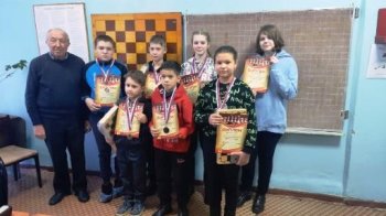 Награждение победителей  соревнований по шахматам