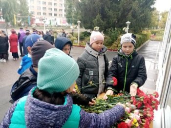Акция памяти жертв трагедии в школе 88 г.Ижевска